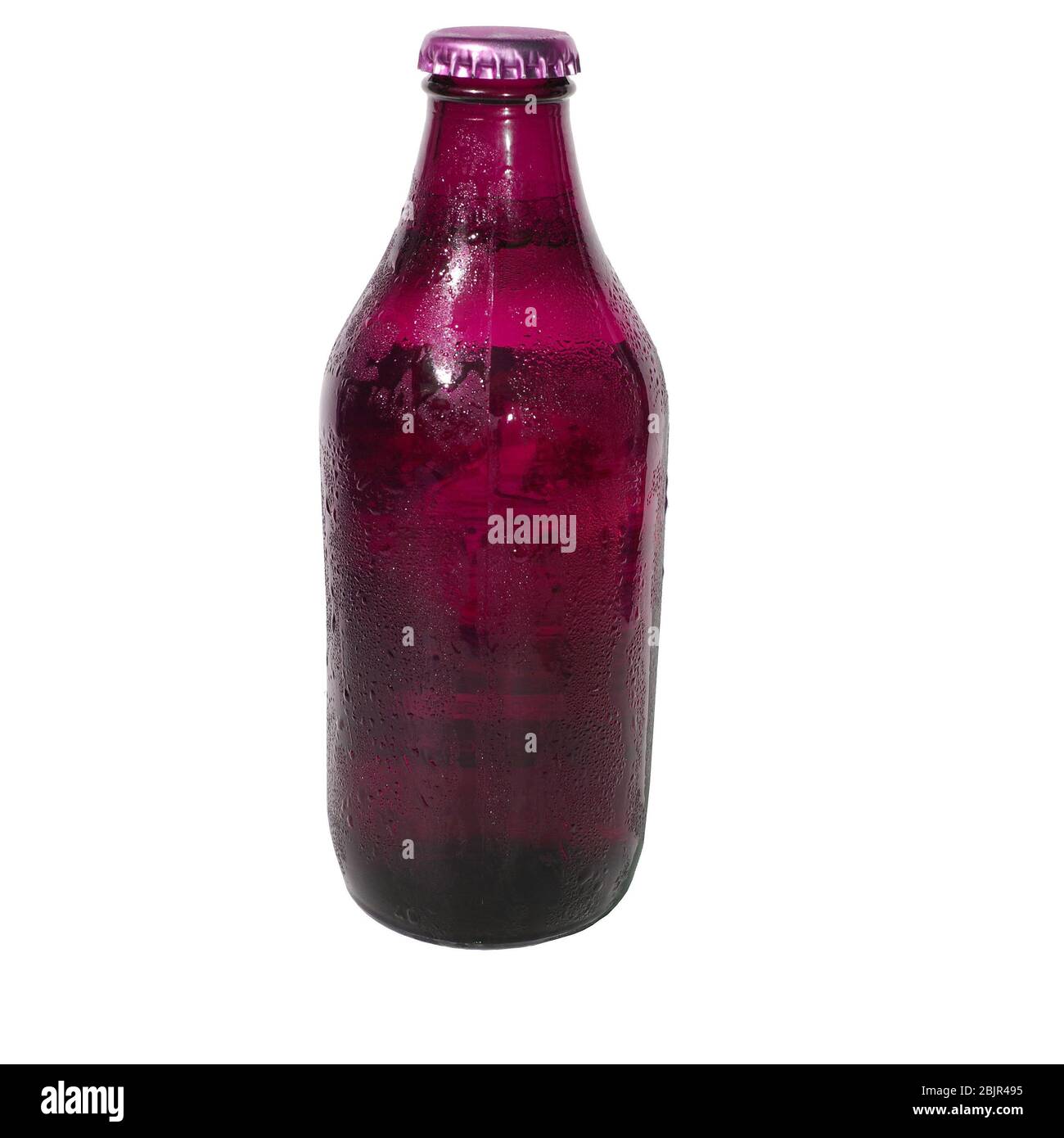 Eine sehr kalte Malve-Flasche Bier, direkt aus dem Kühlschrank mit Kondenswasser auf dem Glas, isoliert vor weißem Hintergrund Stockfoto