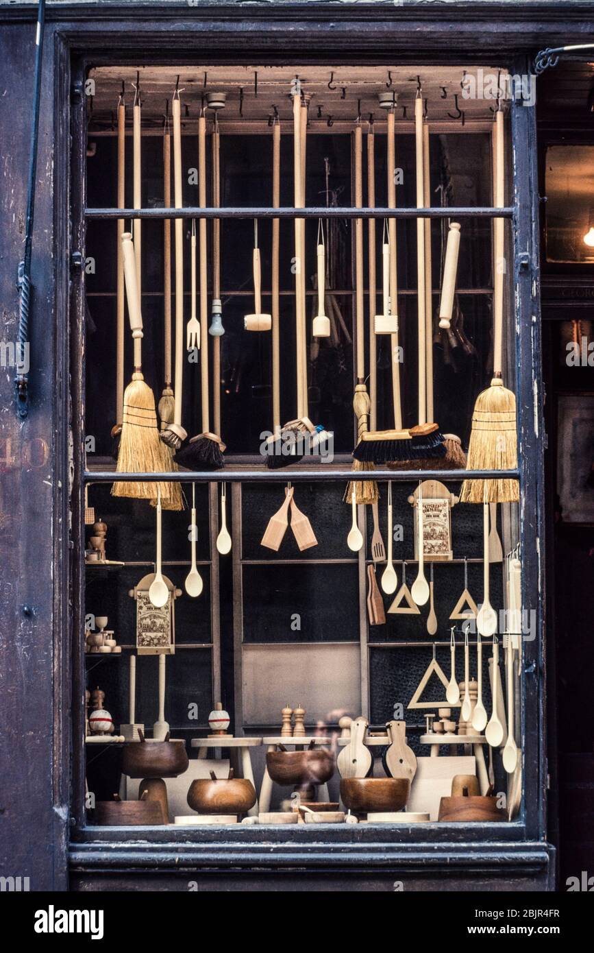 Ein Fenster mit Pinsel und Küchenwerkzeug in Grassmarket Edinburgh 1981 Stockfoto
