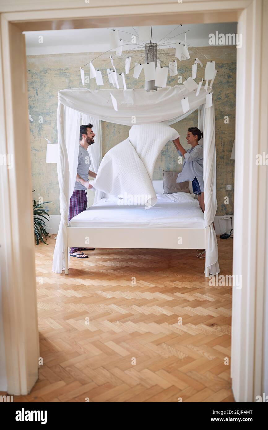 Junges Paar in der Liebe, das Bett zusammen und Spaß zu haben. Stockfoto