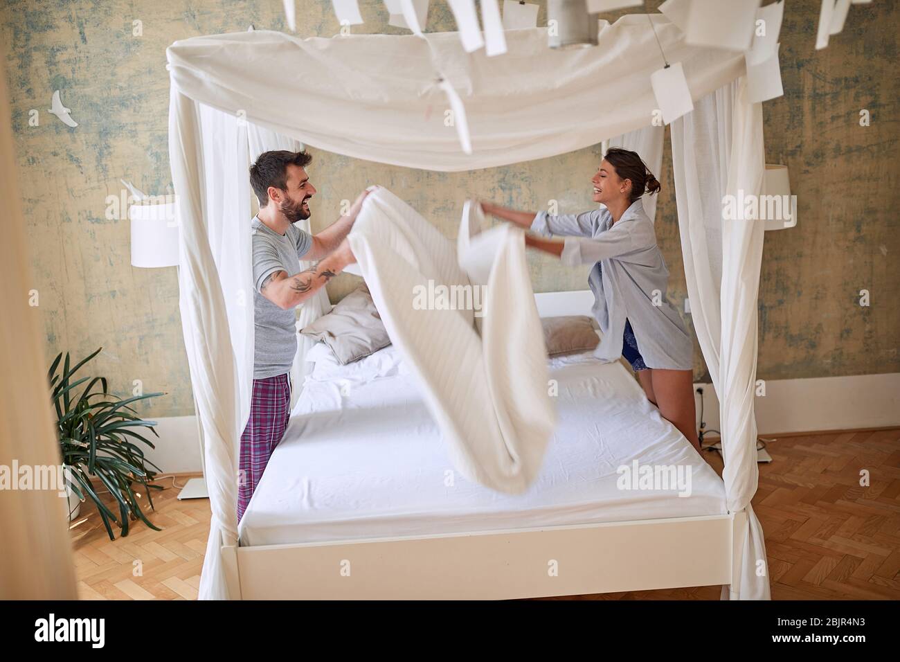 Paar machen Bett.Charming junge Paar in der Liebe machen Bett zusammen. Stockfoto
