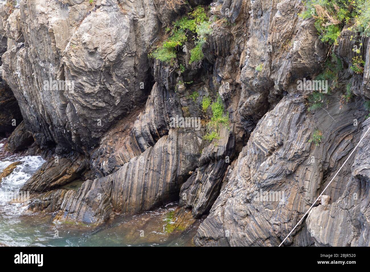 Steinmauer Felsen im Meerwasser Stockfoto