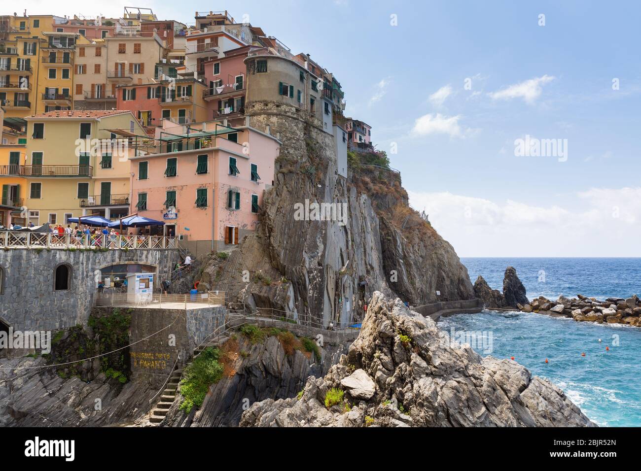 Schöne Farben der Cinque Terre Küste in der Reisesaison, Italien Stockfoto