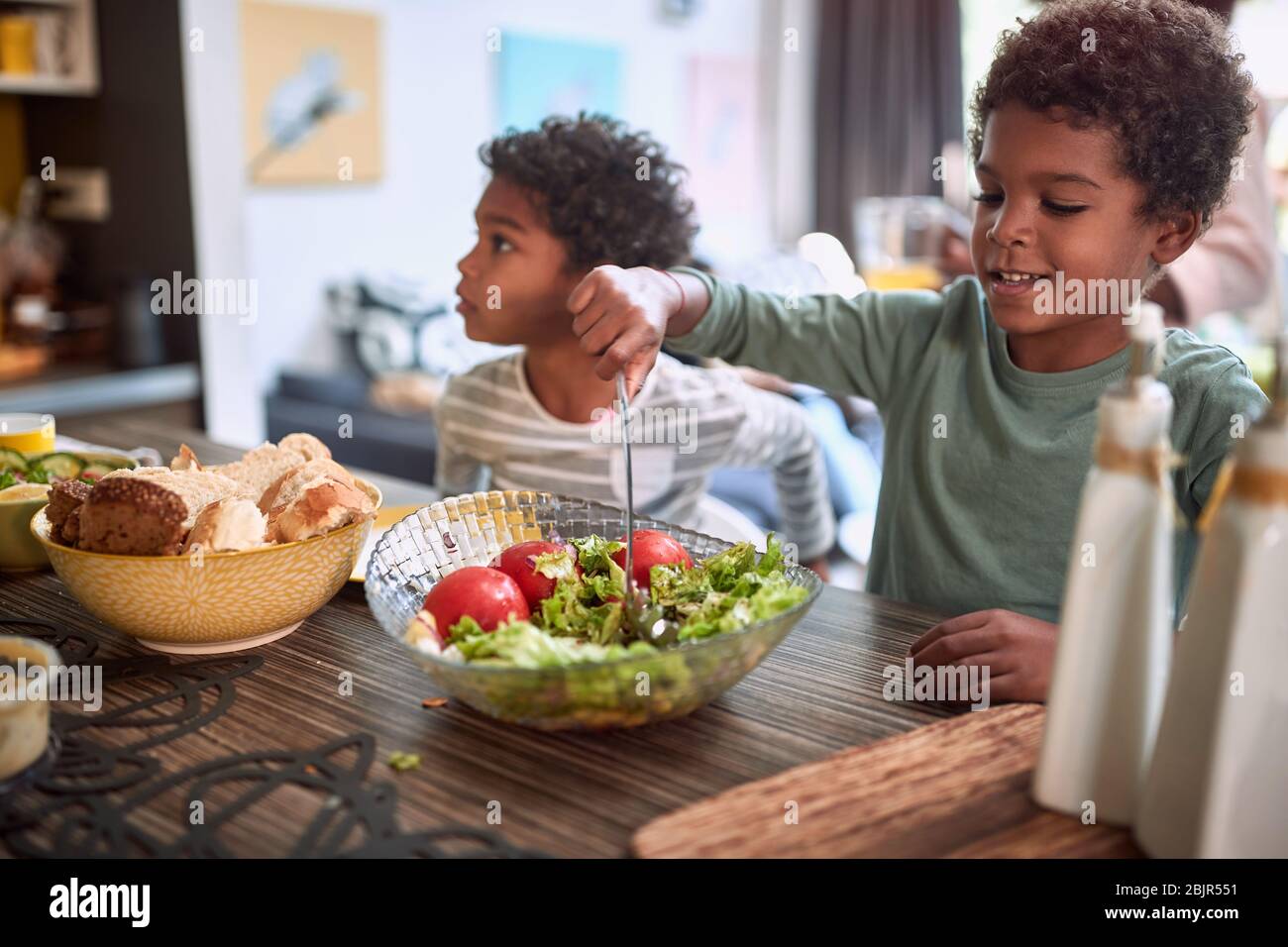 afro-amerikanische Kinder essen gemeinsam gesundes Essen. Bruder und Schwester. Zweisamkeit Konzept, gemeinsames Essen Stockfoto