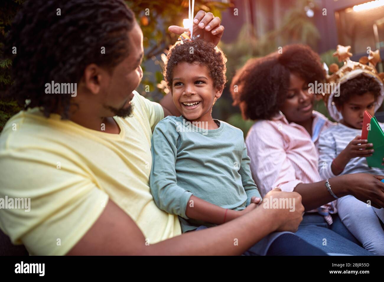 Wir versammelten die Familie, die Zeit zusammen verbrachte, sprach, lächelte, Spaß hatte. Familie, Zusammengehörigkeit, Tradition Stockfoto