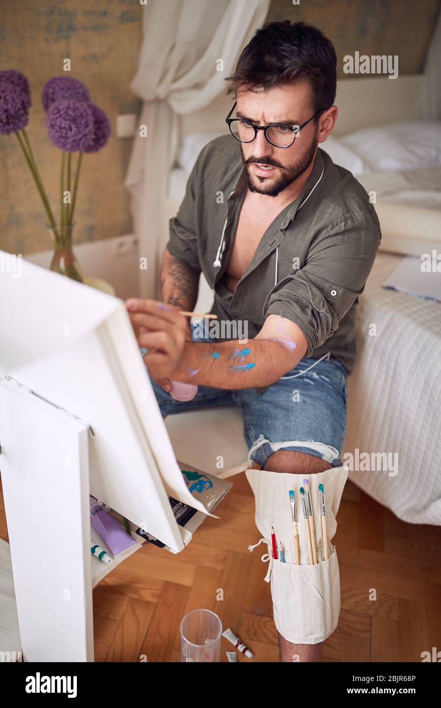 Künstler Malerei im Studio.Junge Mann Malerei ein Bild. Stockfoto