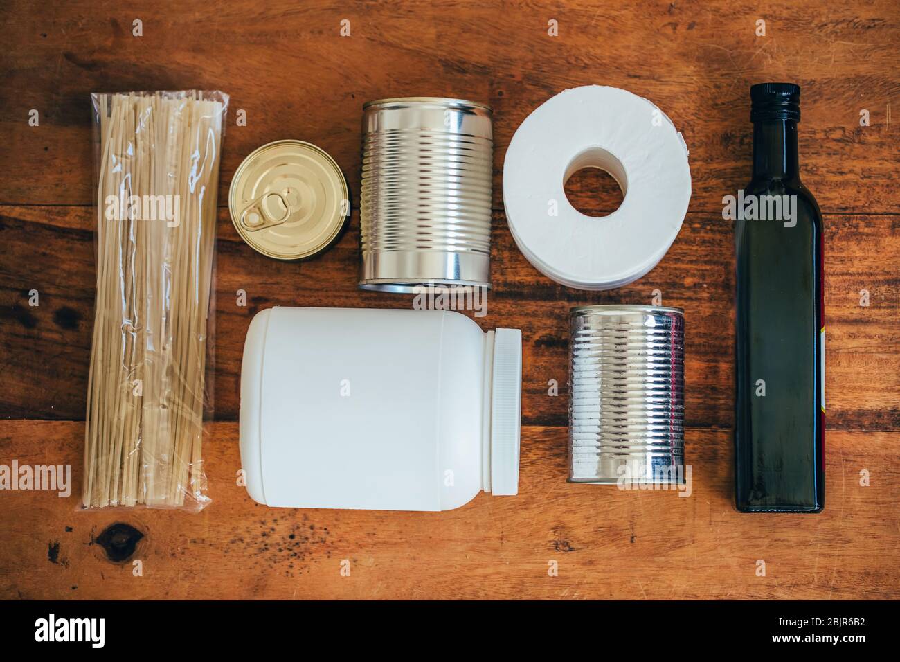 Essen und Toilettenpapier auf dem Holztisch für Spende. Covid-19 Ausbruch, Selbstisolierung. Stockfoto