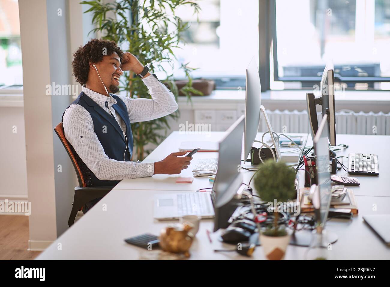Verschmüffeln Sie die Bürozeiten mit netter Musik, Geschäft im Gange Stockfoto