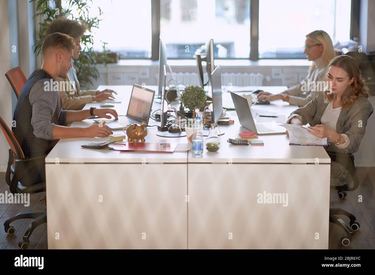 Gruppe junger Geschäftsleute, die im Freiraum-Büro arbeiten. Business Open Space Bürokonzept Stockfoto