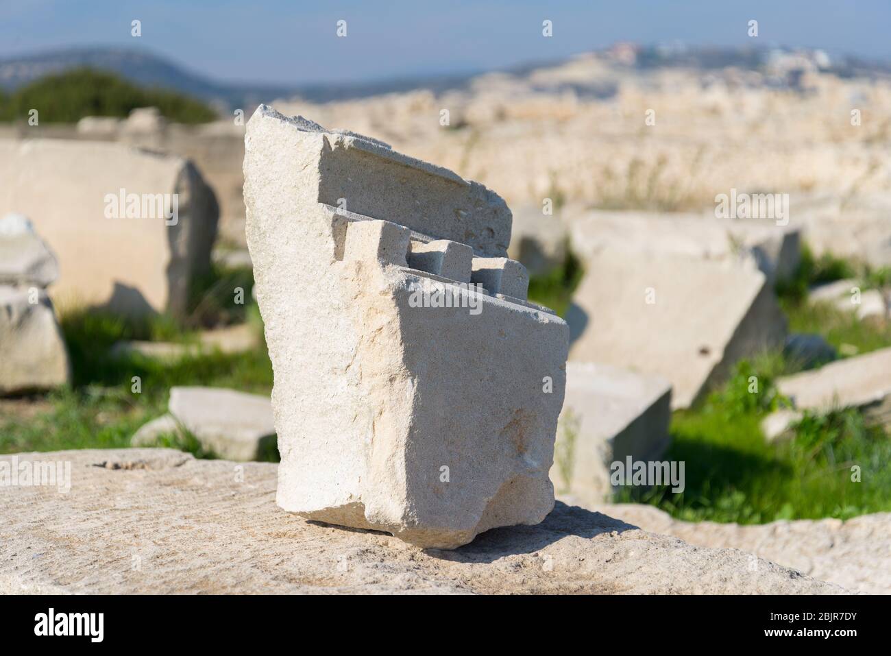 Fragment von dekorativen Gesims mit einem Gebiss Kurs zwischen den Ruinen der antiken römischen Stadt Amathus, Zypern. Stockfoto