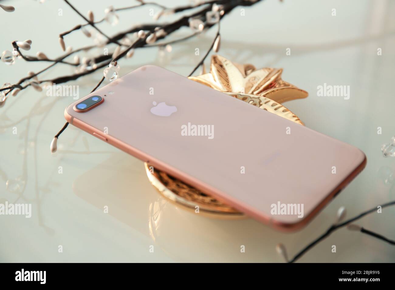 KIEW, UKRAINE - 25. OKTOBER 2017: Modernes Gold iPhone 8 plus mit Dekor auf dem Tisch Stockfoto