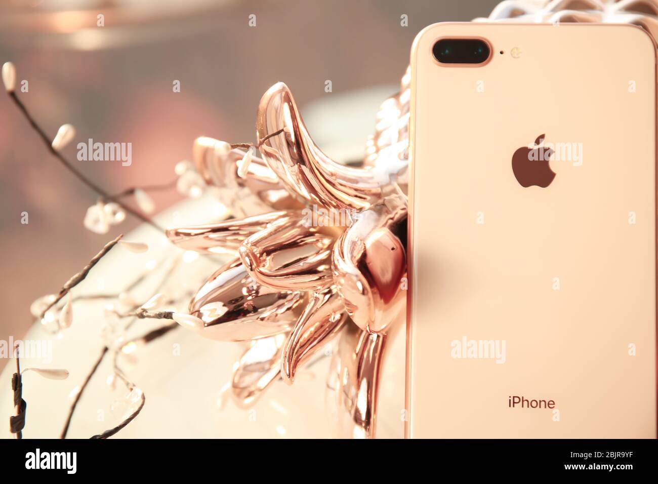 KIEW, UKRAINE - 25. OKTOBER 2017: Modernes Gold iPhone 8 plus mit Dekor auf dem Tisch Stockfoto