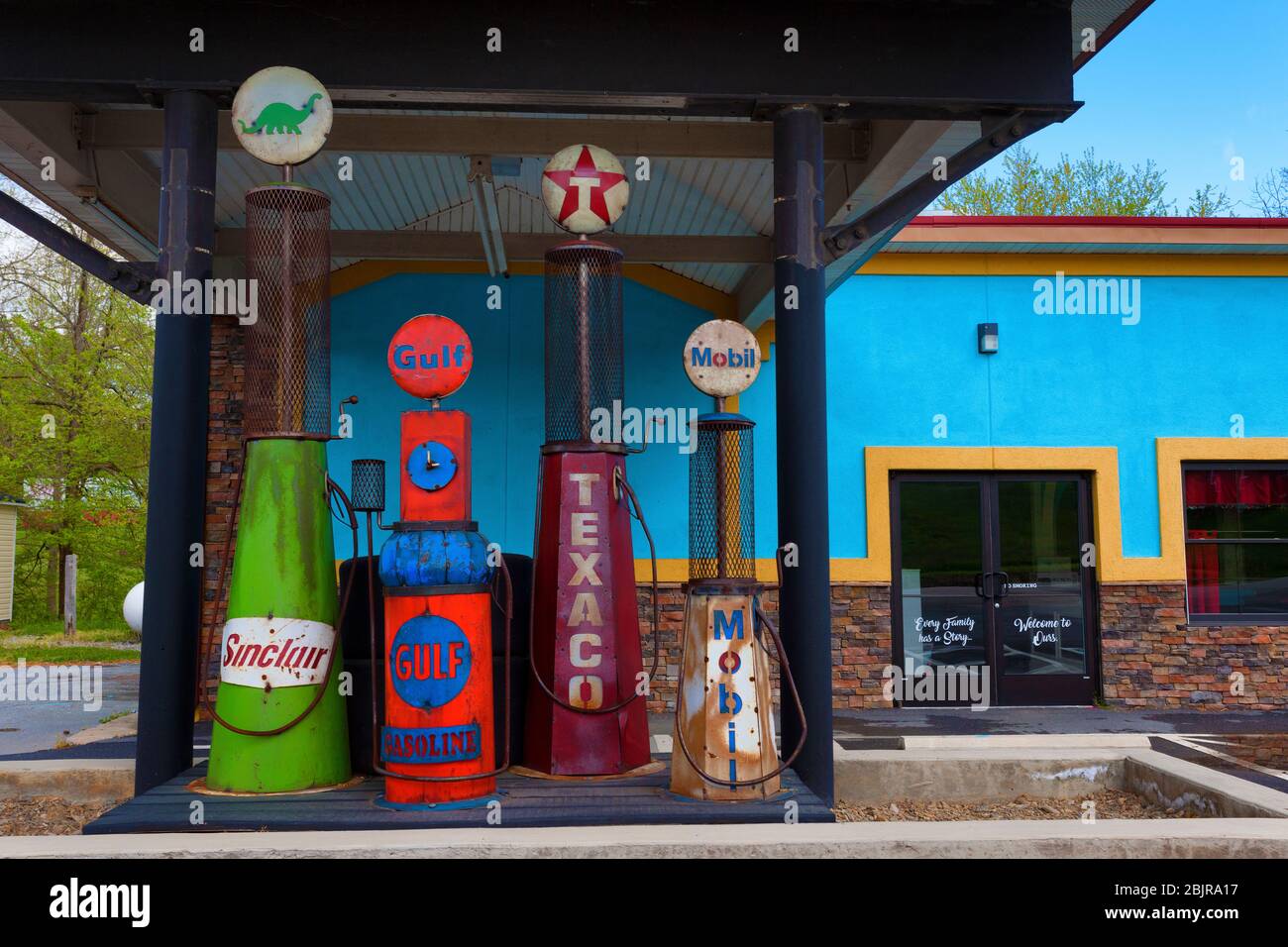 Morristown, Tennessee, USA - 14. April 2020: Im ländlichen Tennessee sitzen alte Gaspumpen vor einem Geschäft. Stockfoto