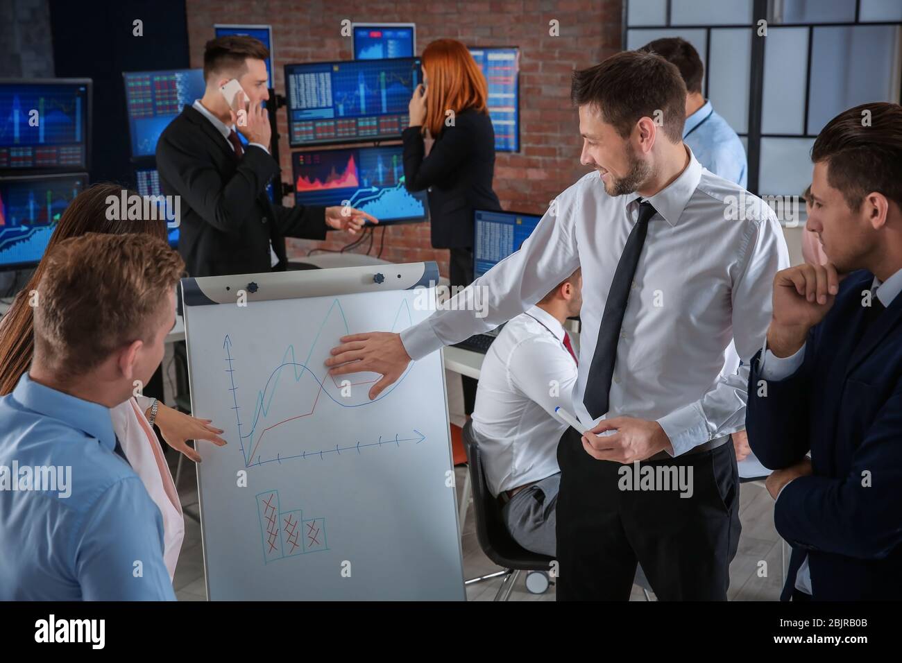 Lager Händler arbeiten im Büro Stockfoto