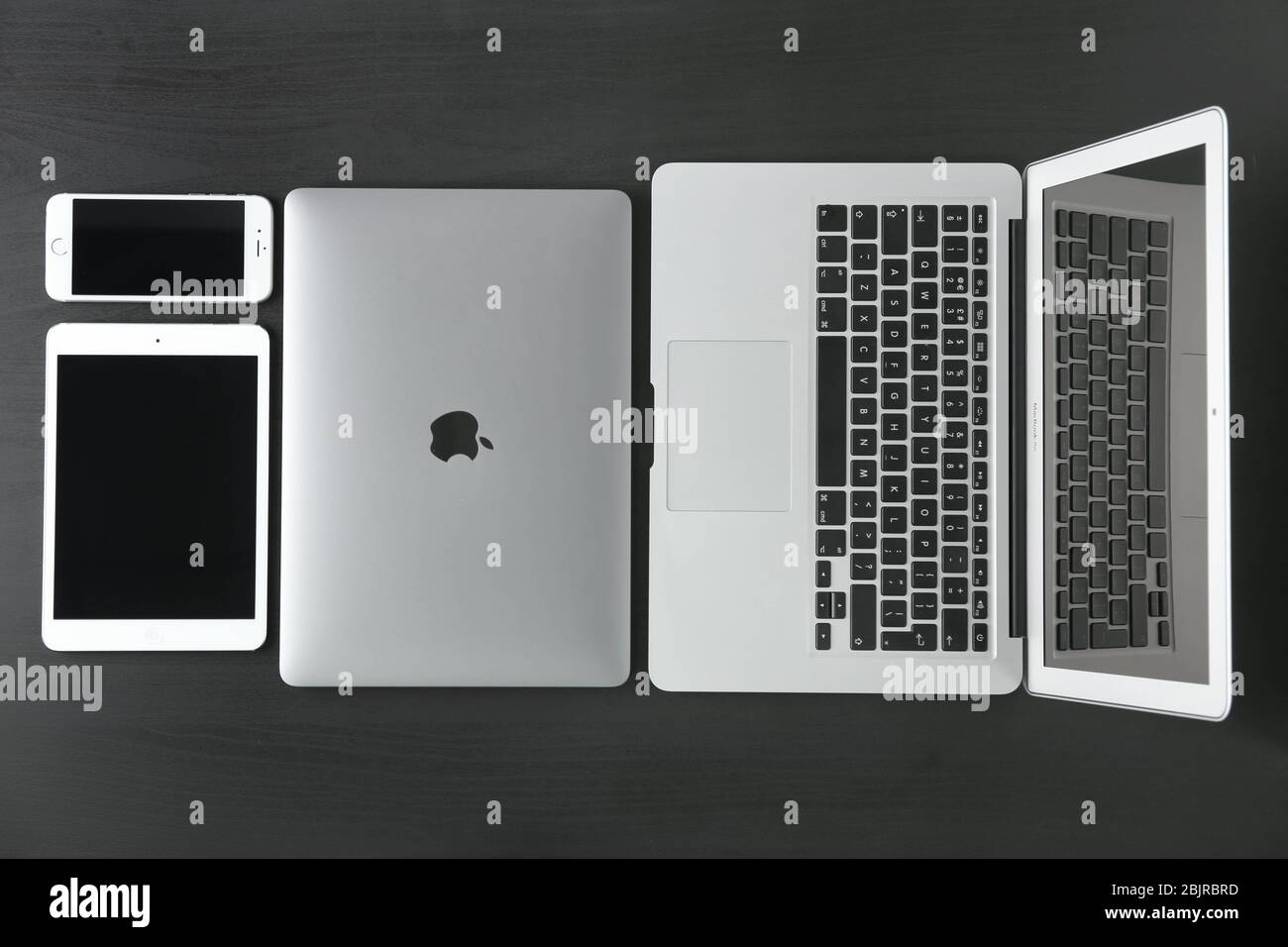 KIEW, UKRAINE - 23. OKTOBER 2017: Apple MacBook Air Silver, MacBook Pro  Space Grey, iPad mini 4 und iPhone 6s auf dunklem Hintergrund  Stockfotografie - Alamy