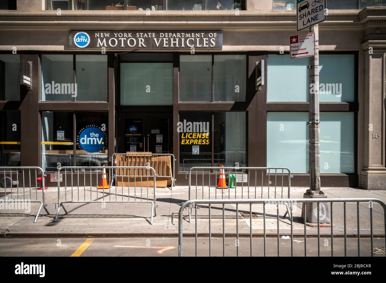 Geschlossen NYS Department of Motor Vehicles in New York am Sonntag, 19. April 2020 während der COVID-19 Pandemie. (© Richard B. Levine) Stockfoto