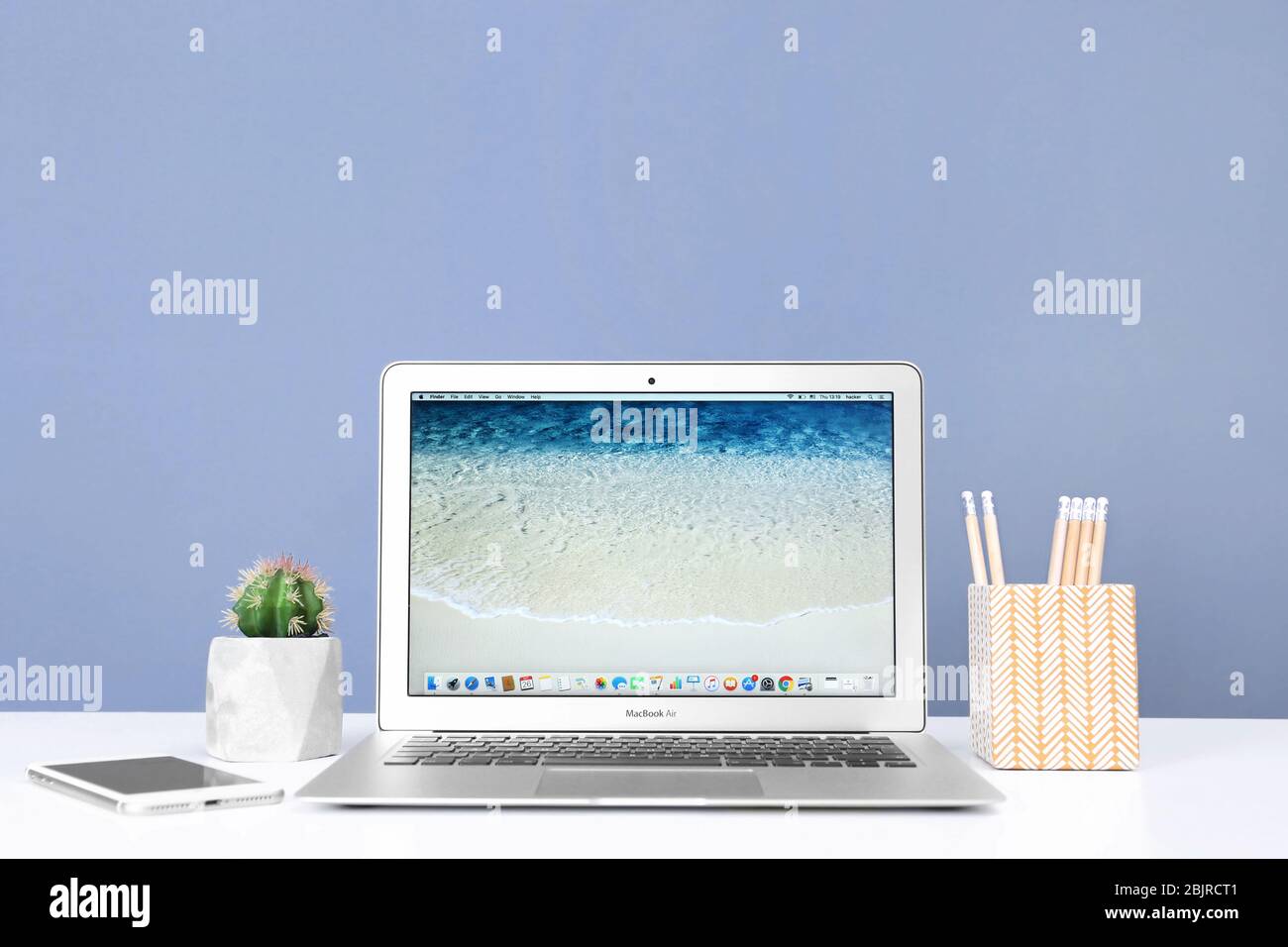 KIEW, UKRAINE - 26. OKTOBER 2017: Apple MacBook Air mit Desktop-Bildschirmschoner Stockfoto
