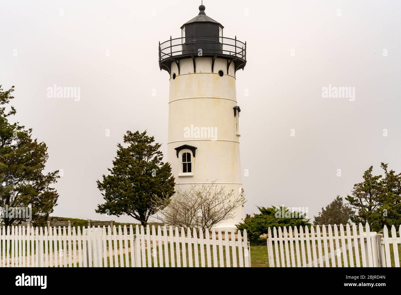 Das historische East Chop Light ist ein Leuchtturm mit Blick auf den Vineyard Haven Hafen und Vineyard Sound. Stockfoto
