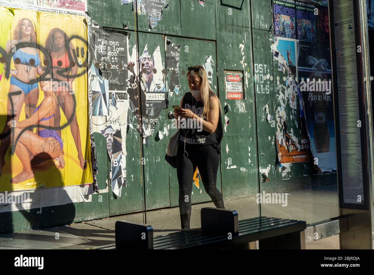 Die Menschen, die wegen der Sperrung zusammengeroottet wurden, nutzen das warme, sonnige Wetter im Stadtteil Chelsea in New York am Dienstag, den 28. April 2020. (© Richard B. Levine) Stockfoto