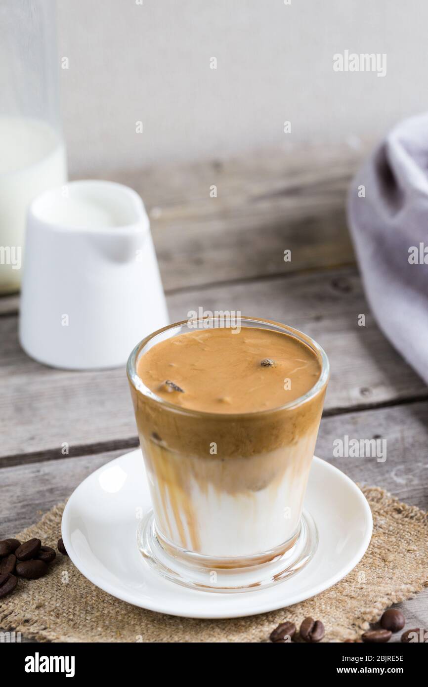 Kaffee Trend - dalgona Kaffee, Schlagsahne Instant-Kaffee. Sahne Kaffee, Eiskaffee Stockfoto
