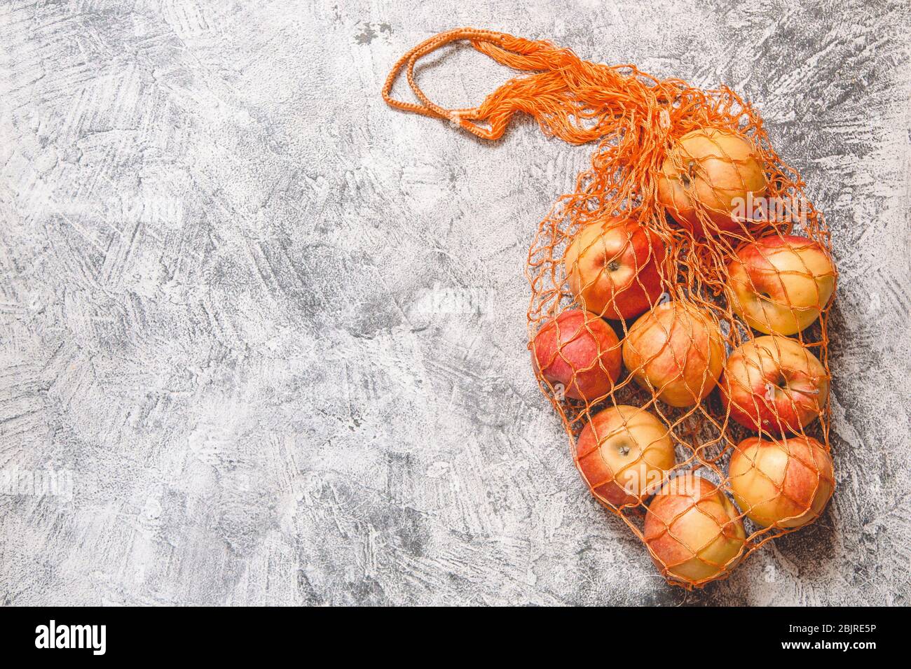Konzept-Ökologie, Naturschutz, keine Plastiktüten. Wiederverwendbare Netztasche mit Äpfeln, Kopierraum/ Stockfoto