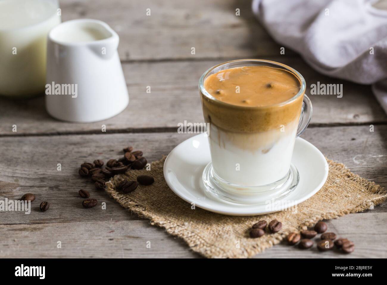Kaffee Trend - dalgona Kaffee, Schlagsahne Instant-Kaffee. Sahne Kaffee, Eiskaffee Stockfoto