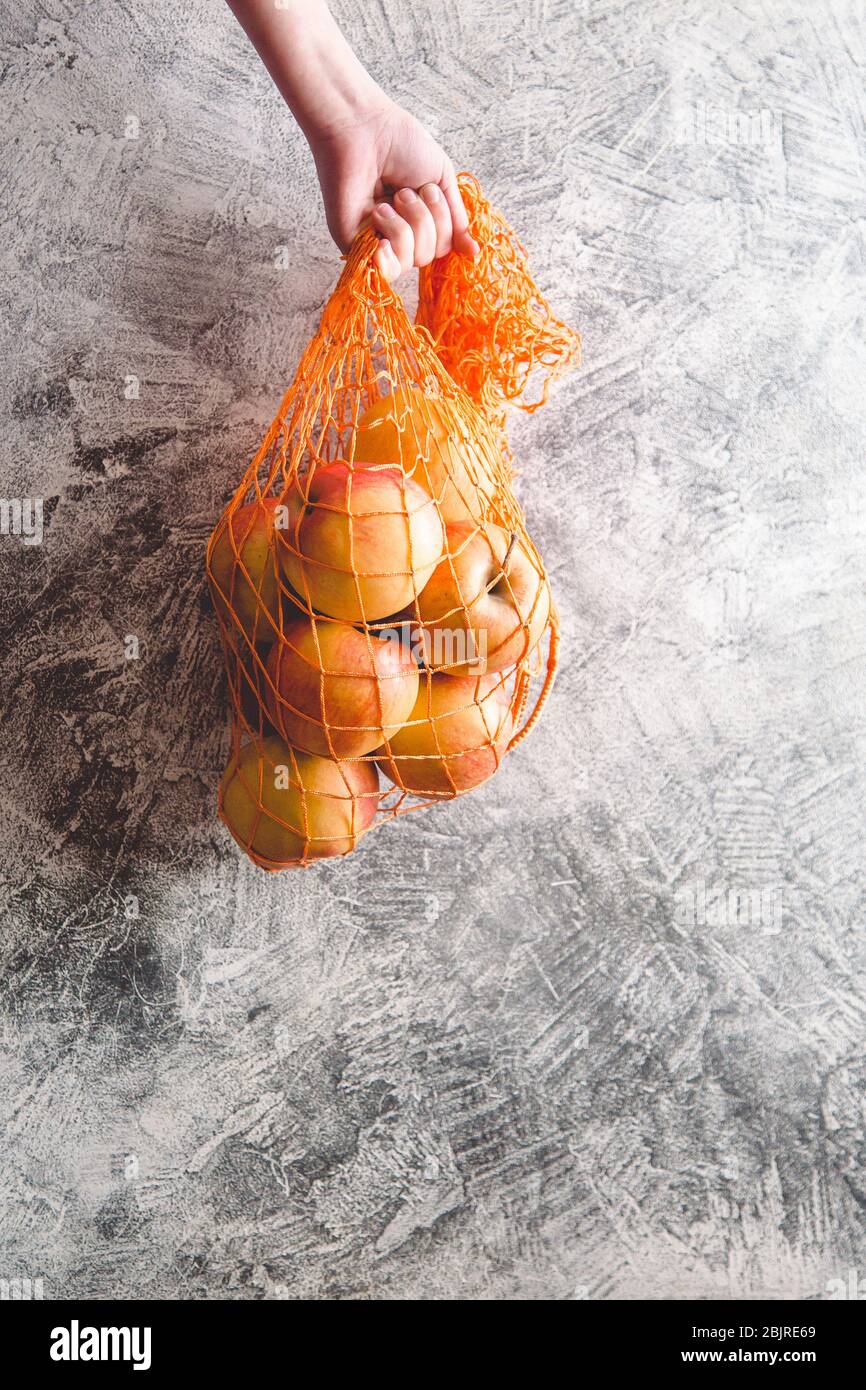 Konzept-Ökologie, Naturschutz, keine Plastiktüten. Wiederverwendbare Netztasche mit Äpfeln, Kopierraum/ Stockfoto