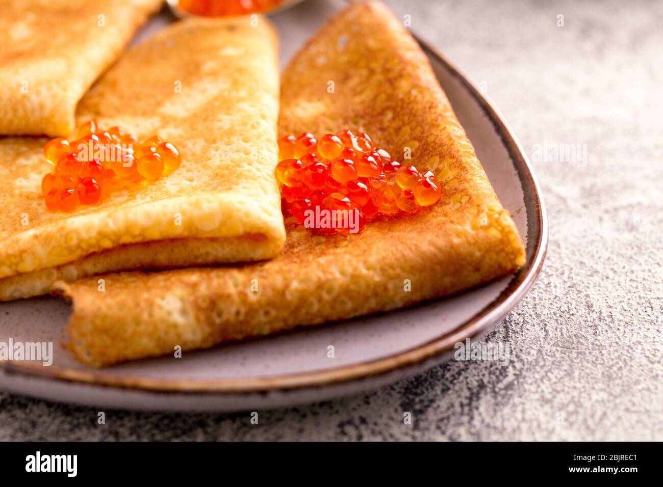 Traditionelle russische Pfannkuchen mit rotem Kaviar. Gebratene Crepes ...