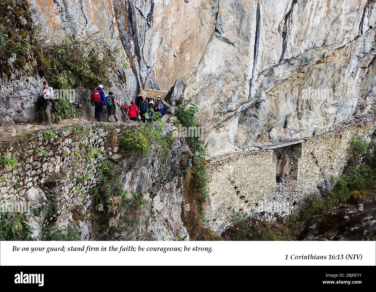 Eine Gruppe, die auf einem schmalen Bergweg zur Inka-Brücke bei Machu Picchu geht, mit einem Christen aus der Schrift 1 Korinther 16 aus dem Neuen Testament Stockfoto
