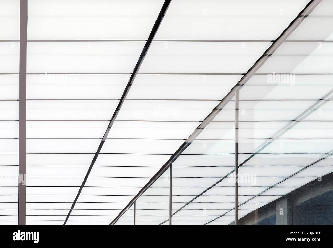 Beleuchtete Decke im Unternehmensbereich. 25 Cabot Square, London, Großbritannien. Architekt: Carmody Groarke, 2019. Stockfoto