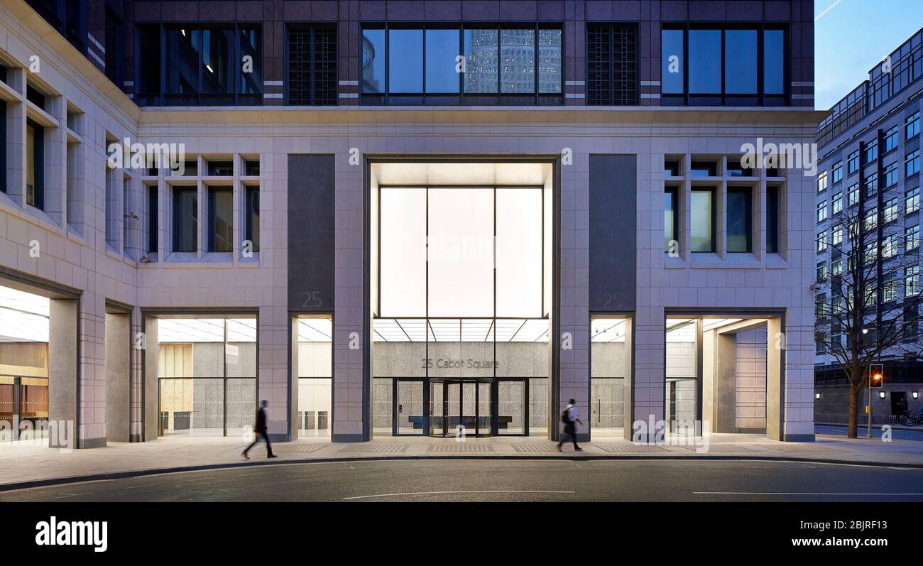Empfangsbereich für Unternehmen mit beleuchteter Decke und Blick auf die Abenddämmerung. 25 Cabot Square, London, Großbritannien. Architekt: Carmody Groarke, 2019. Stockfoto