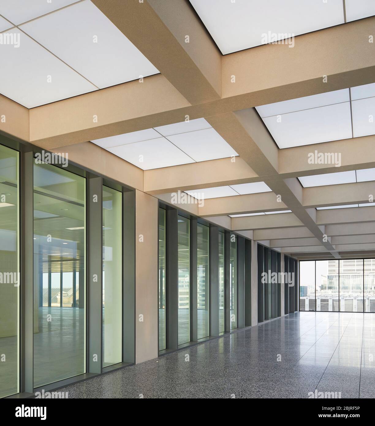 Obere Ebene Außenterrasse. 25 Cabot Square, London, Großbritannien. Architekt: Carmody Groarke, 2019. Stockfoto