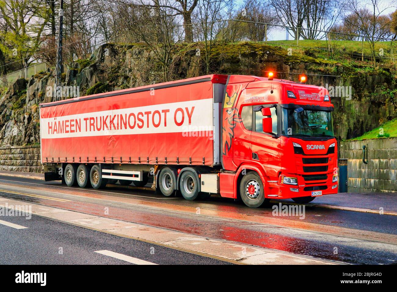 Red Next Generation Scania R500 LKW und Anhänger von Hämeen Trukkinostot Oy auf städtischem Gelände an einem sonnigen Morgen. Helsinki, Finnland. 29. April 2020. Stockfoto