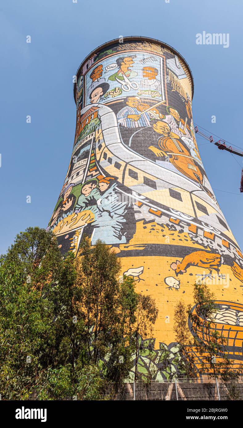 Kraftwerk Kühlturm in Soweto Townships, Johannesburg, Südafrika an einem sonnigen Tag Stockfoto