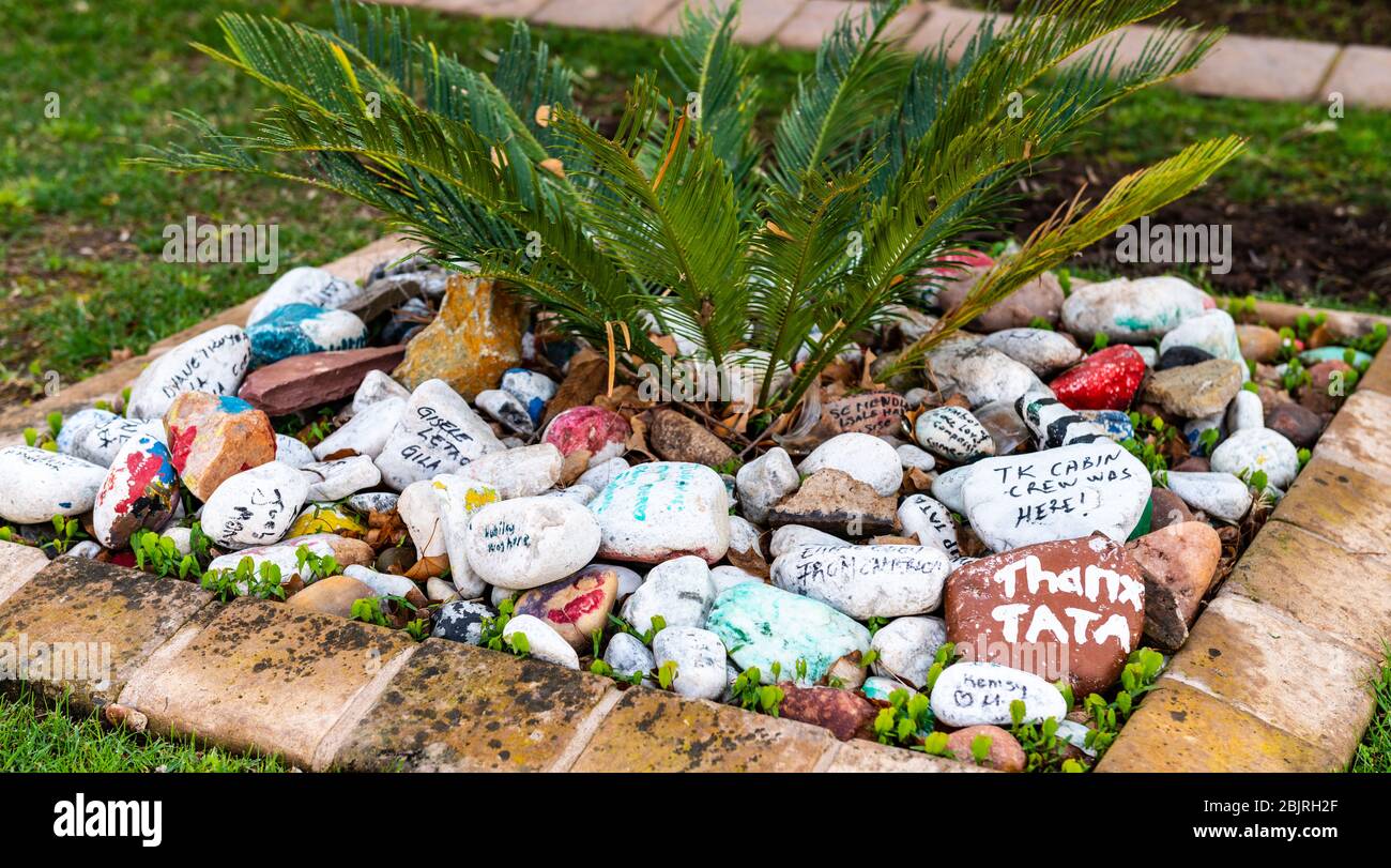 Beschriftete Steine vor Nelson Mandelas Haus (Houghton, Johannesburg), wo er am 5. Dezember 2013 starb Stockfoto