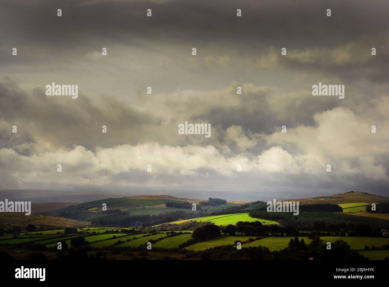 Landschaft und stürmischer Himmel im Dartmoor National Park, Devon, Großbritannien Stockfoto