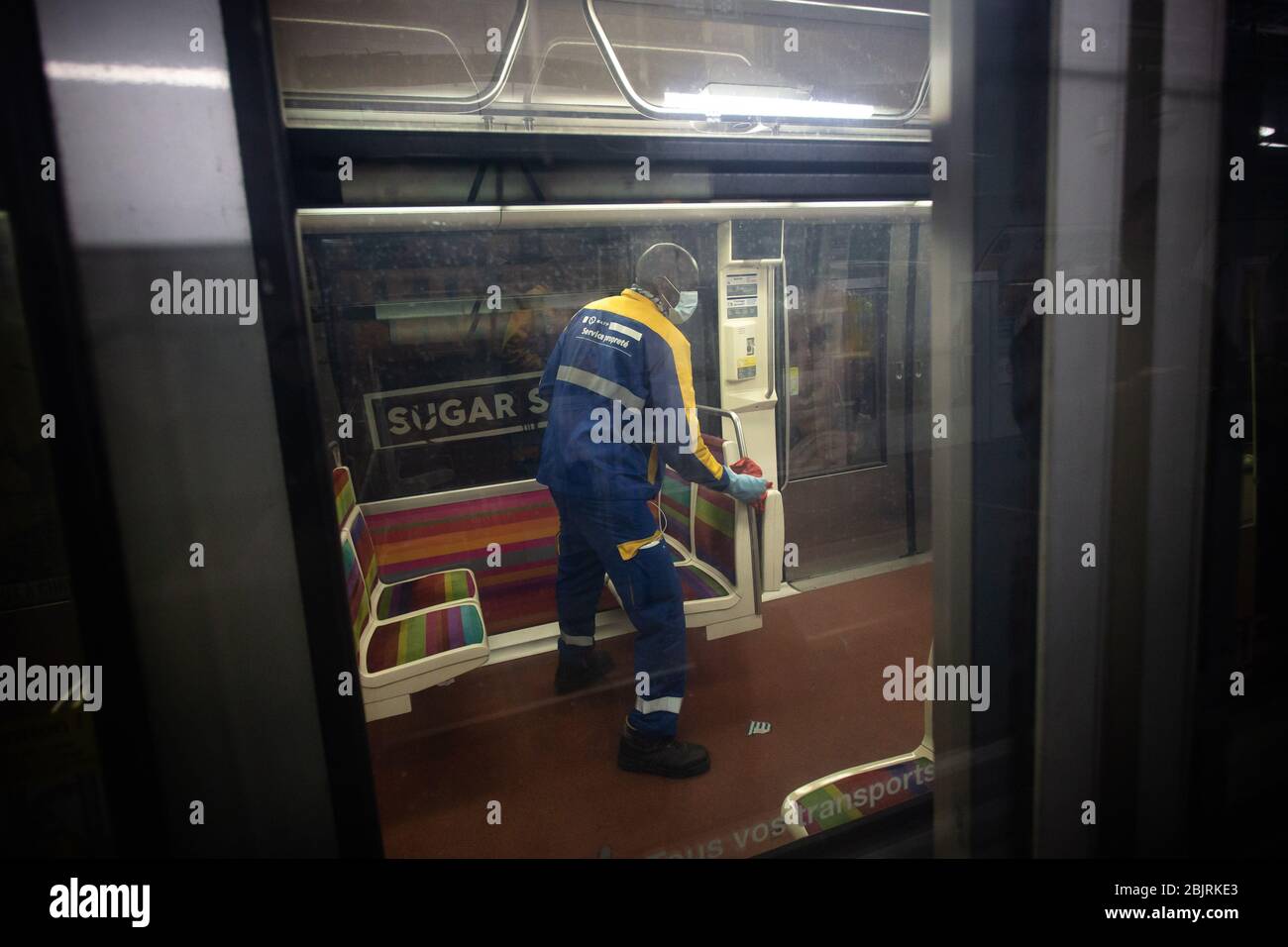 Paris, Frankreich. April 2020. Ein Mitarbeiter eines privaten Reinigungs- und Desinfektionsunternehmens desinfiziert die U-Bahn-Züge in Vincennes bei Paris, Frankreich, 30. April 2020. Zwei Wochen vor der Ingangsetzen des Ausstieges stieg die Zahl der französischen Coronavirus-Todesfälle auf 24,087, während die Krankenhausaufenthalte und Patienten auf der Intensivstation am Mittwoch weiter zurückgingen. Kredit: Aurelien Morissard/Xinhua/Alamy Live News Stockfoto