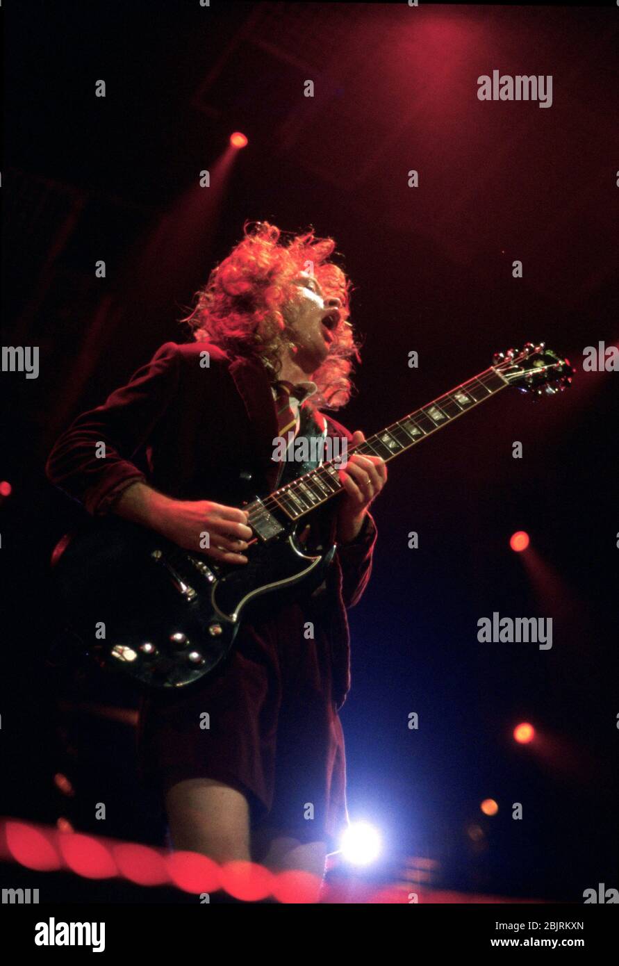 Angus jung von ac dc -Fotos und -Bildmaterial in hoher Auflösung – Alamy