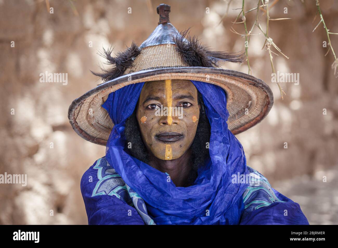 Ingall, Niger : Fulani Bororo Wodaabe Nomaden Schönheitswettbewerb Afrikanischer Mann Porträt in bunten traditionellen Kleidung beim Curee Sale Festival Stockfoto