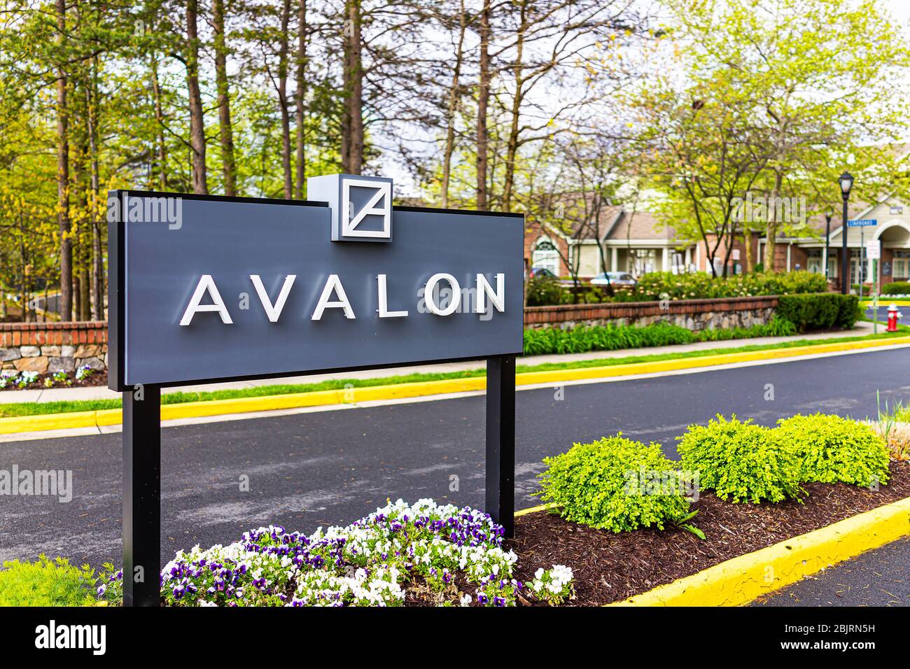 Reston, USA - 27. April 2020: Nördliches Virginia Straßenschild Eingang in der Nähe der U-Bahn im Stadtzentrum mit Avalon Text für Apartment-Komplex Stockfoto