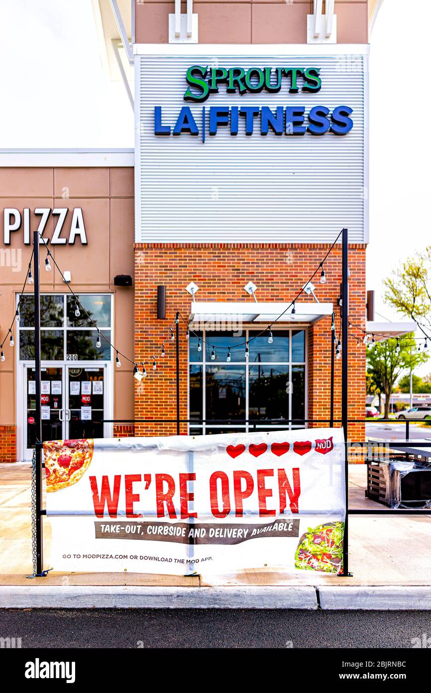 Herndon, USA - 27. April 2020: Strip Mall plaza auf der Straße in Virginia Fairfax County mit Schild für offene Pizza-Restaurant für Take-out Bordside und del Stockfoto