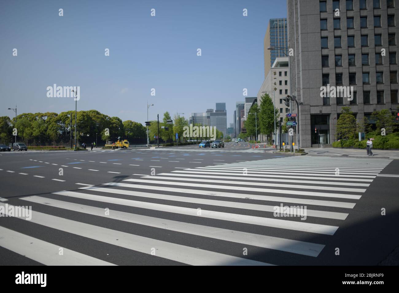 TOKIO, JAPAN - APRIL 30: Während der jährlichen "Goldenen Woche" Japans am 30. April 2020 in Tokio sind weniger Autos im Ginza-Viertel zu sehen. (Foto: Richard Atrero de Guzman/AFLO) Quelle: Aflo Co. Ltd./Alamy Live News Stockfoto