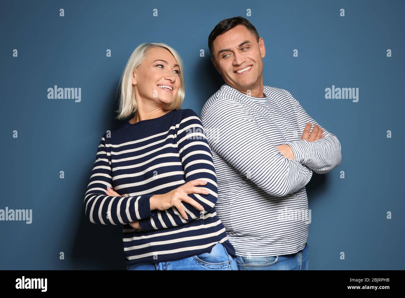 Nettes Paar mittleren Alters auf farbigem Hintergrund Stockfoto