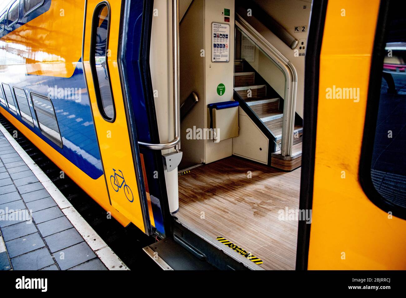 Ein Testzug der Niederländischen Eisenbahn (NS) auf der Groninger Strecke. Die NS bereitet sich auf die 1.5 Meter große soziale Distanz vor. Der Zug zeigt an, welche Sitzplätze für Reisende verfügbar sind und nicht. Ein Coupé ist auch mit Bildschirmen zwischen den Sitzen ausgestattet. Die Verkehrsbetriebe erweitern den Fahrplan erneut, da Kindern und Jugendlichen mehr Bewegungsfreiheit bei den Maßnahmen im Zusammenhang mit dem Corona-Virus eingeräumt wird. Stockfoto