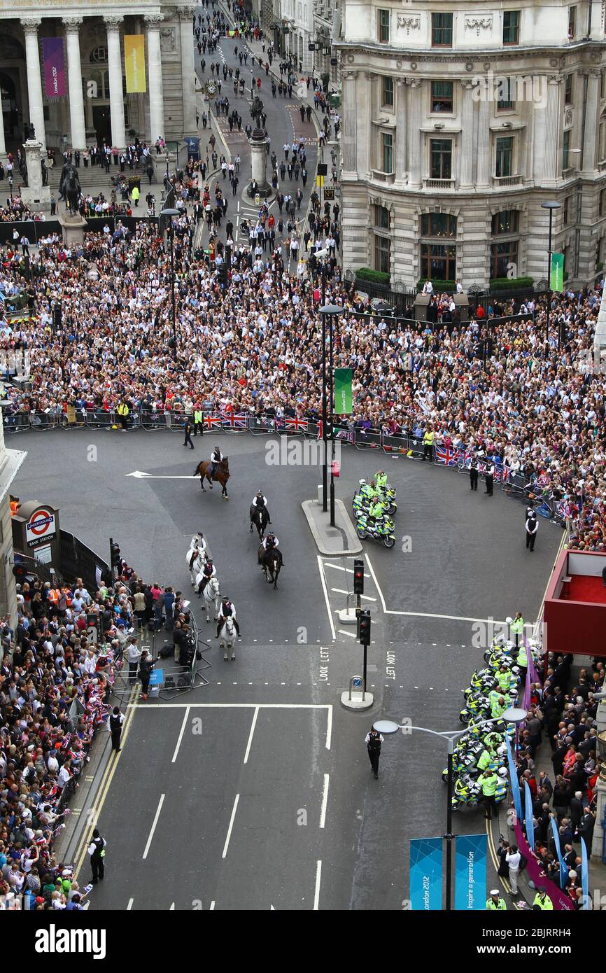 HERDENIMMUNITÄT. BRITISCHE REGIERUNG, DIE VON DER WISSENSCHAFT GELEITET WIRD. GROSSE MENSCHENMENGE IN DER STADT LONDON. LUFTAUFNAHME VON MENSCHEN. LONDON 2012 OLYMPISCHE PARADE. BELEBTE STRASSE. Stockfoto