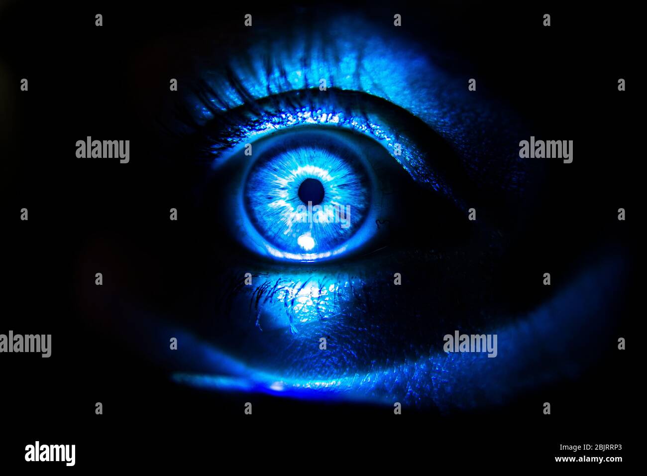 Nahaufnahme eines von Fackellicht beleuchteten Auges. Auge des Geistes. Konzentriert Stockfoto