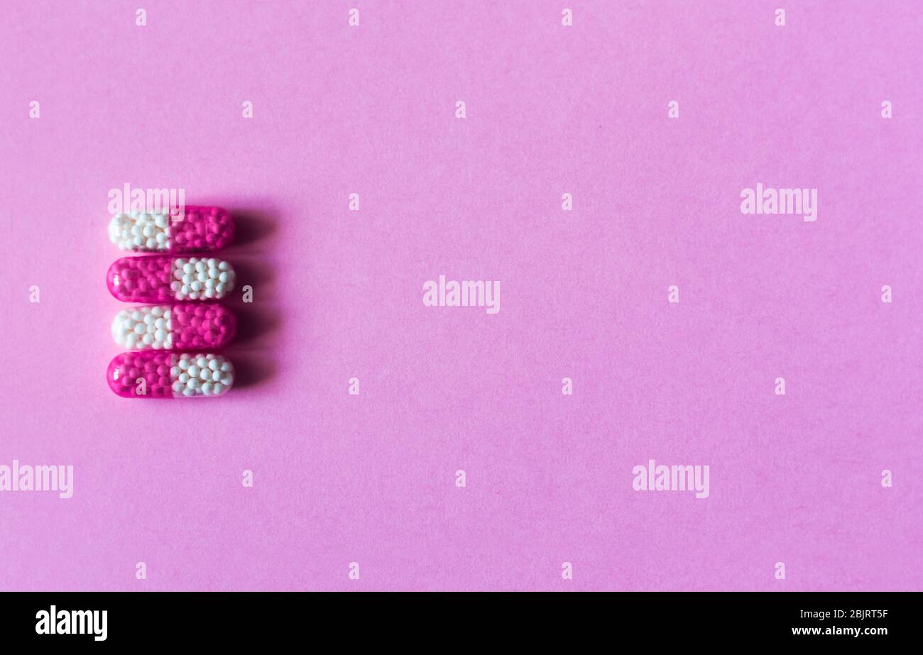 Pillen, Medikamente gegen Lungenentzündung, Antibiotika auf rosa