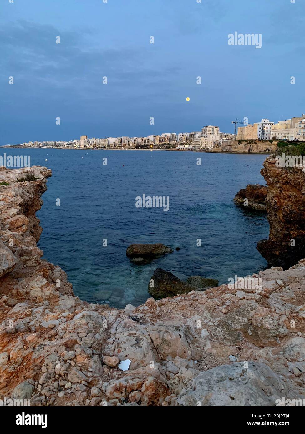 Vollmond in St Paul's Bay, Malta Stockfoto