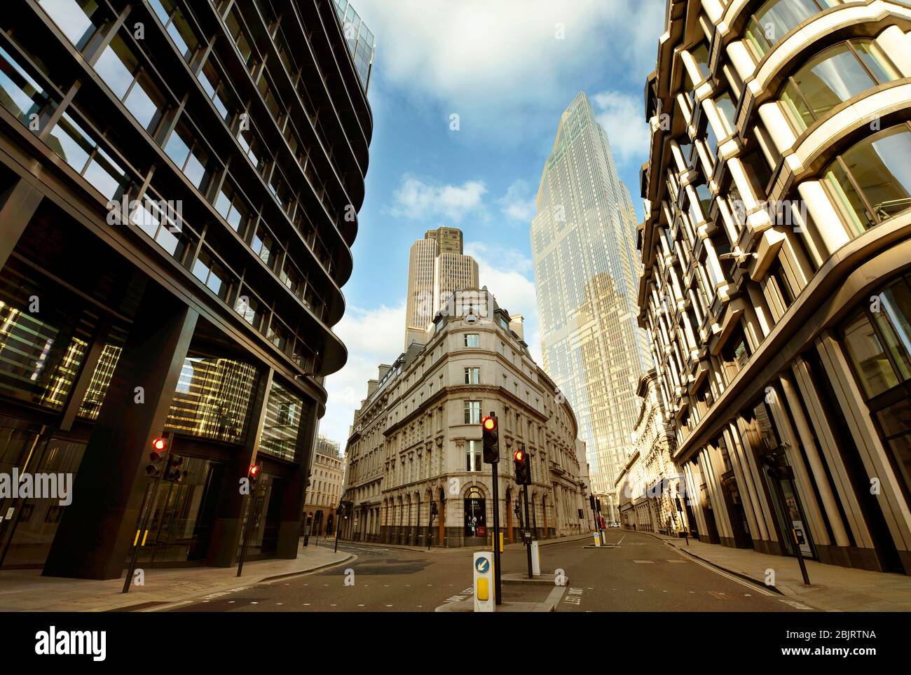 Die leere City of London; Threadneedle Street und Old Broad St. Weitwinkel-Blick auf die Architektur am 7. Tag der Sperrung. London, Großbritannien. März 2020 Stockfoto