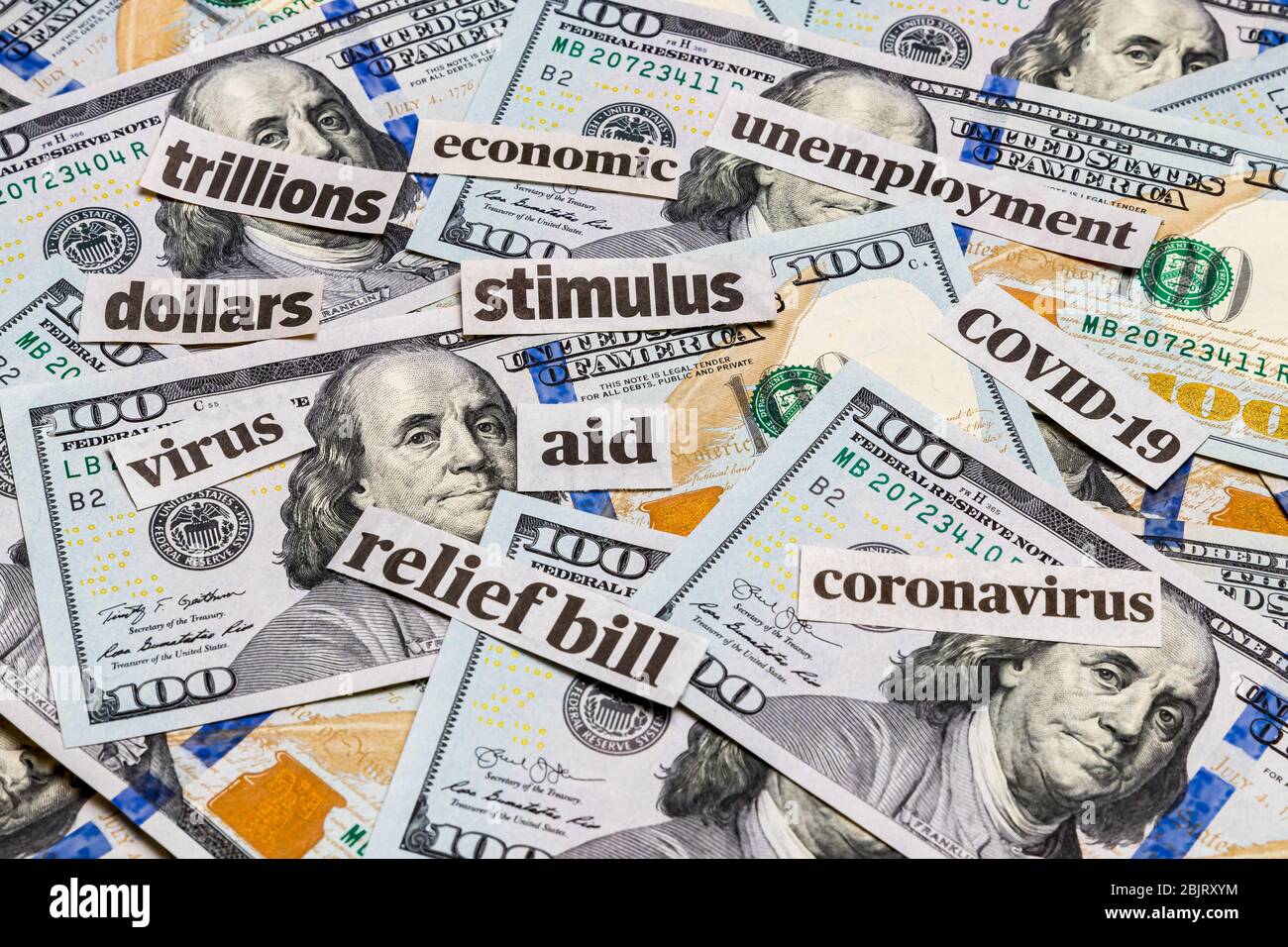 Covid-19 Coronavirus Stimulus Relief Zeitung Schlagzeilen, 100 Dollar-Rechnungen. Konzept der finanziellen Not, der wirtschaftlichen Auswirkungen der Zahlung und Rezession Stockfoto