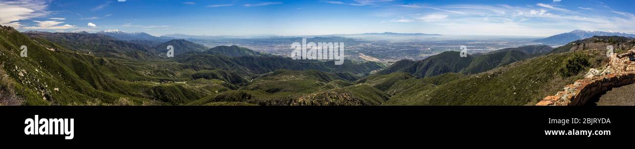 Atemberaubende Aussicht auf das Tal von San Bernardino San Bernardino Berge mit Santa Ana Berge in der Ferne sichtbar, Rim der Welt Sc Stockfoto